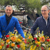 Amadeus e il sindaco Biancheri con i fiori di Sanremo (foto da Sanremonews)